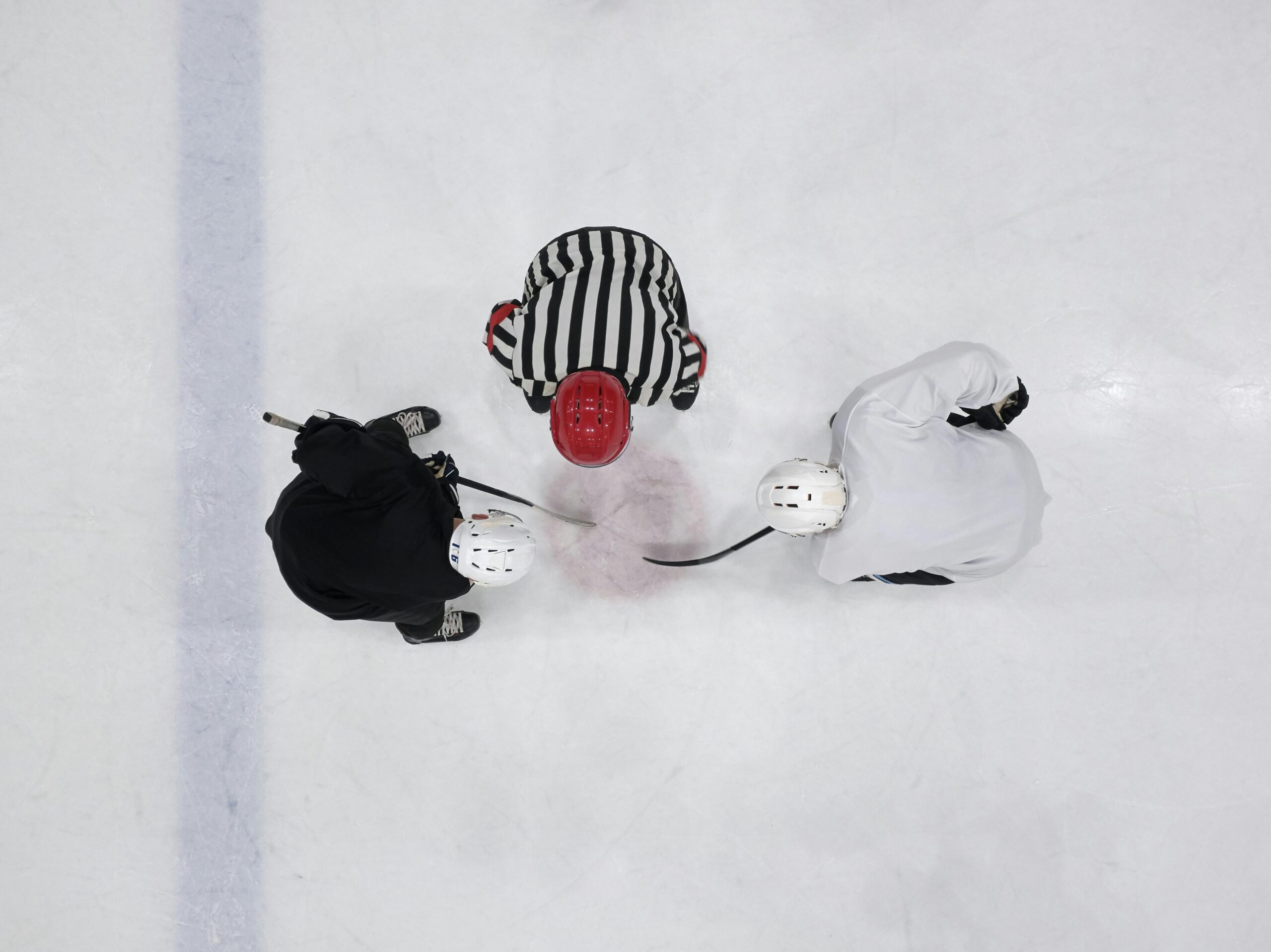 Coup d'envoi d'un match de hockey-balle